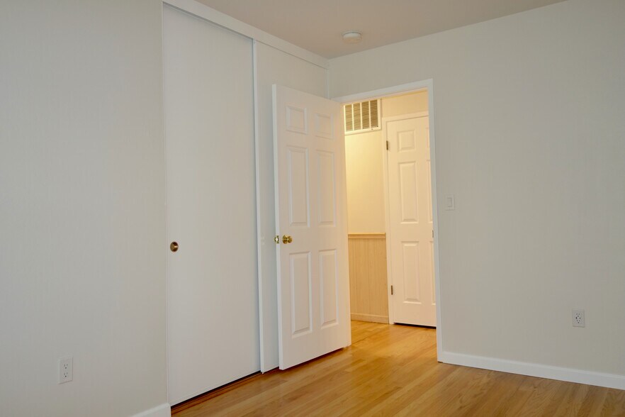 Building Photo - 609 Maureen Ln