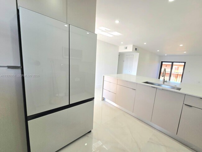 Building Photo - 1800 W 54th St