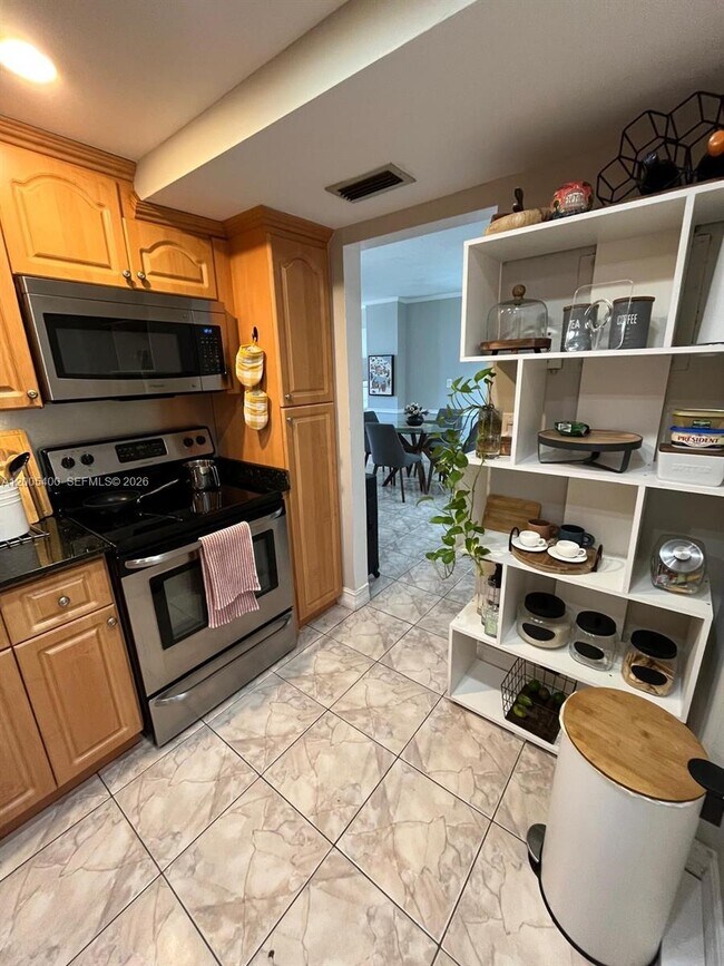 Building Photo - 3475 N Country Club Dr