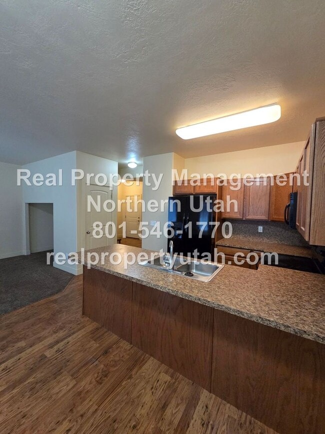 Building Photo - 3 Bedroom 2 Bath Townhome in West Haven Av...