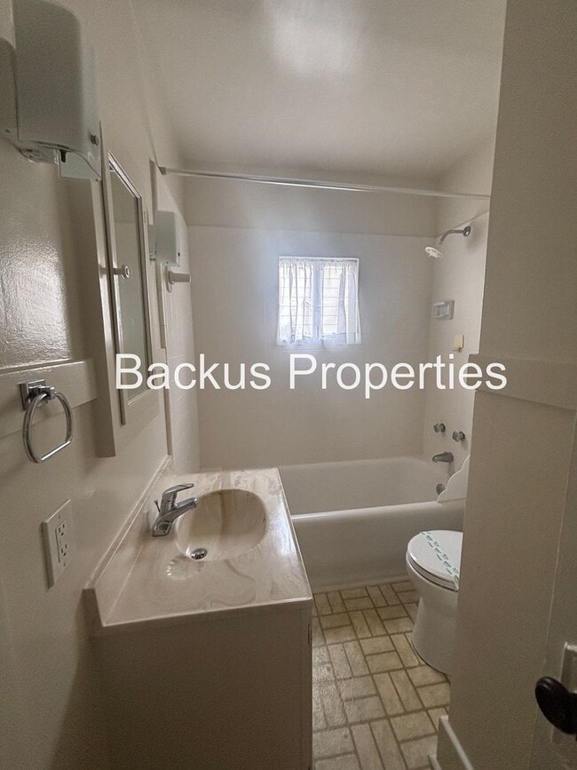 Building Photo - Three bedroom cottage less tha two blocks ...