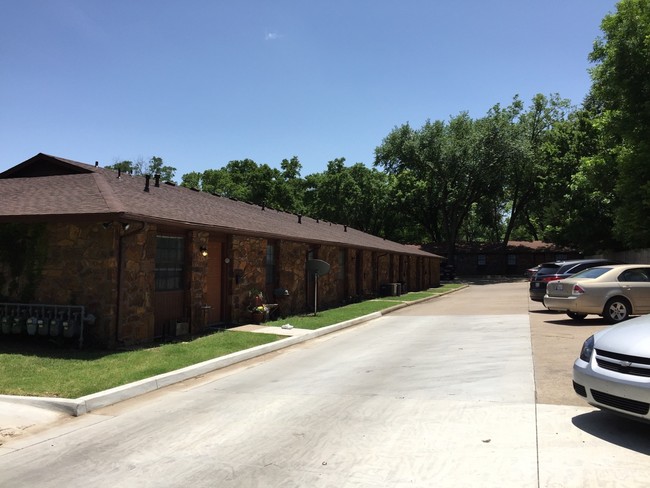 13th Street Apartments - 621 E 13th St Bartlesville OK 74003 ...