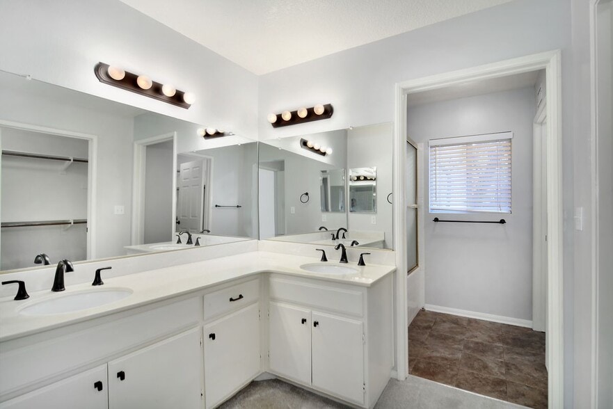 Building Photo - 4325 Oak Glen St