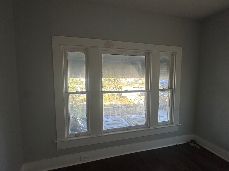 Building Photo - 1118 Santa Anna