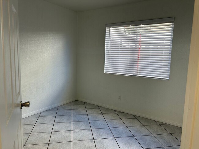 Building Photo - 4 Bedroom Pool Home