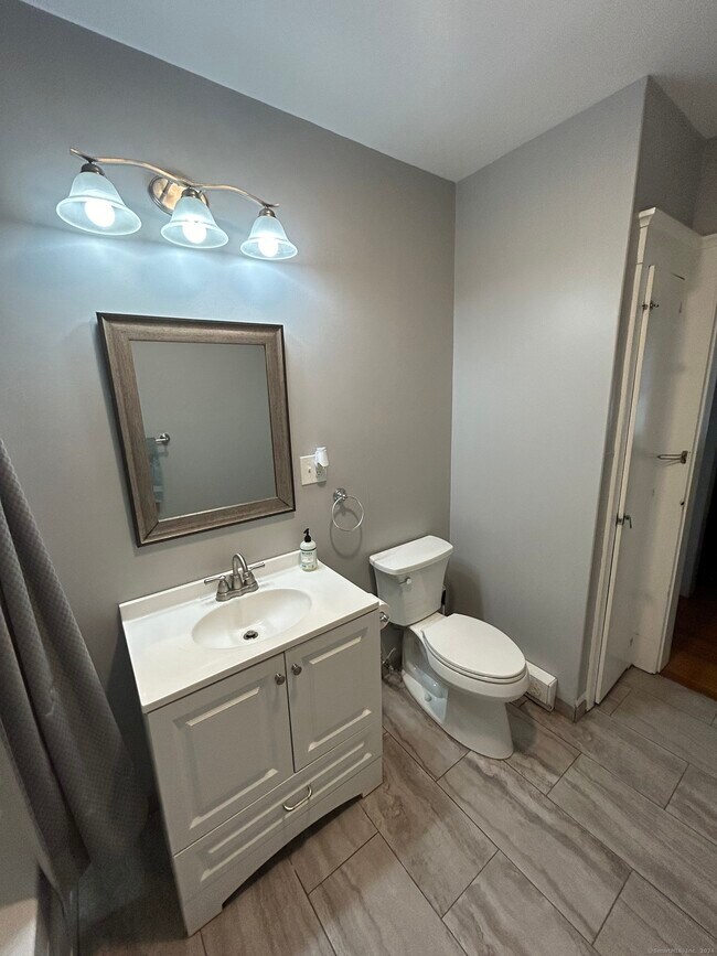 Building Photo - 647 E Main St