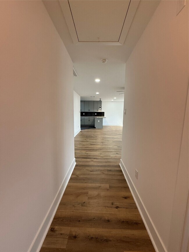 Building Photo - 611 N Eastwood St