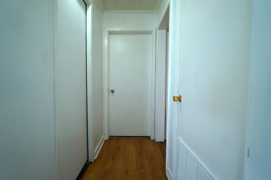 Building Photo - 301 Hillside St
