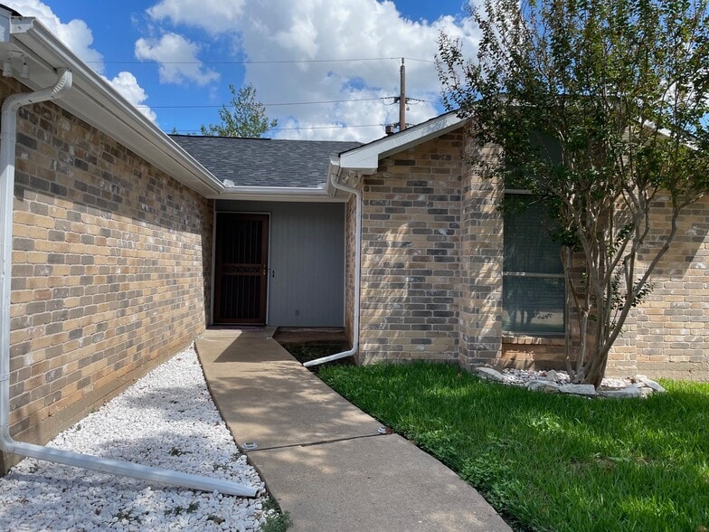 Building Photo - 2627 Old Fort Rd