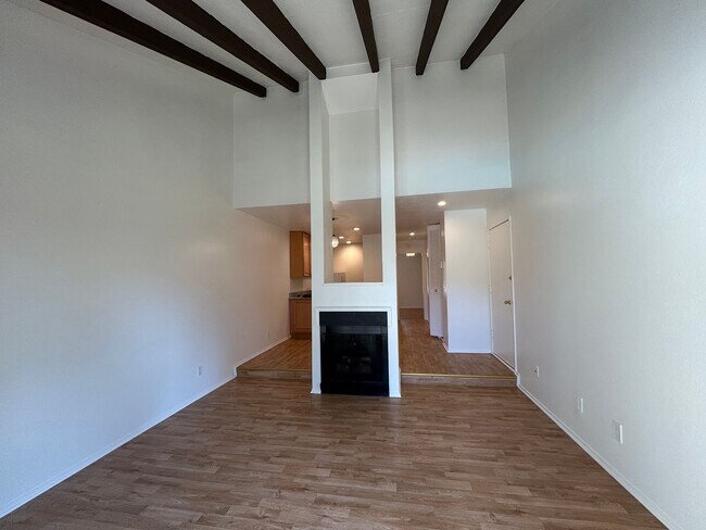 Building Photo - Bright & Updated 1BR Condo in Prime Walnut Creek Location – Vaulted Ceilings & Pool Access!