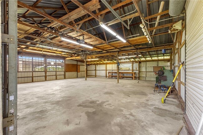 Building Photo - 3/2 Farm Home on 18.25 acres