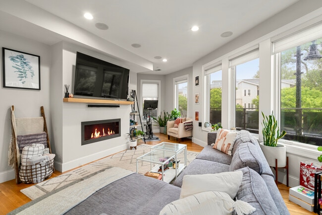 Building Photo - 275 Old Colony Ave