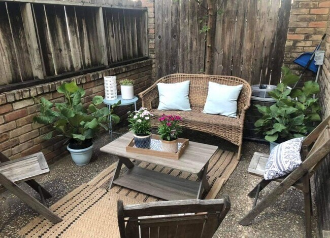 Building Photo - 2 Bd / 2 Ba Townhome Minutes Away From Campus & Downtown!