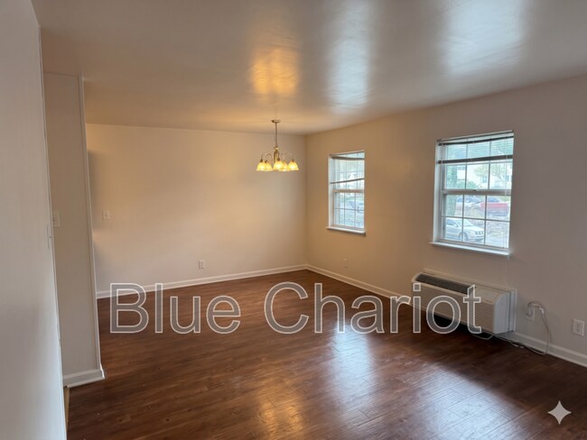 Building Photo - 502 Raynor St