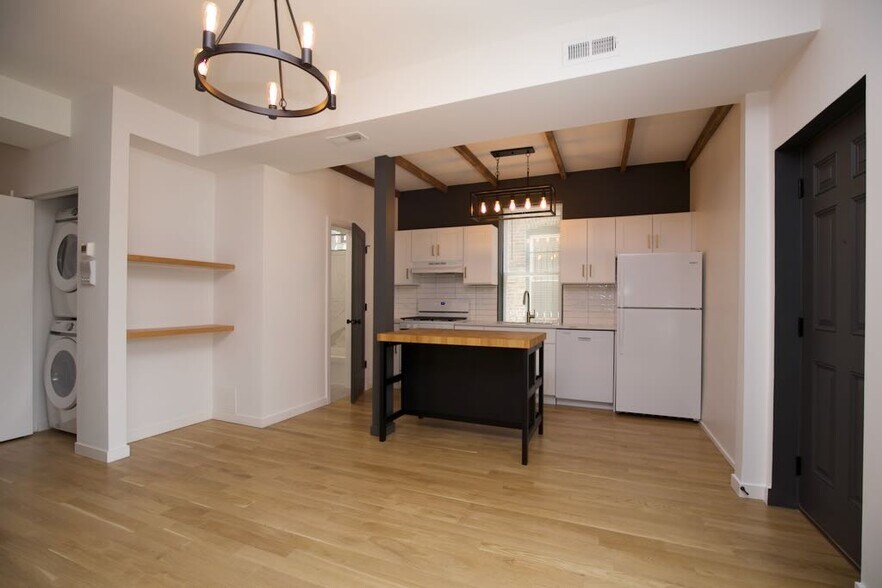 Building Photo - 908 N California Ave