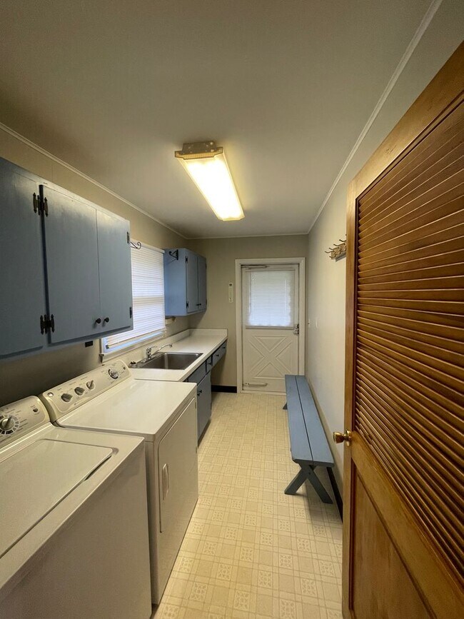 Building Photo - Three Bedroom Single Family Home in the Co...