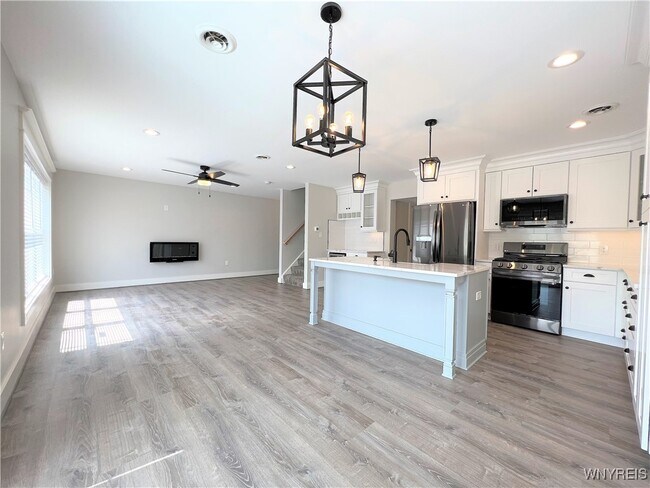 Building Photo - 10985 Main St