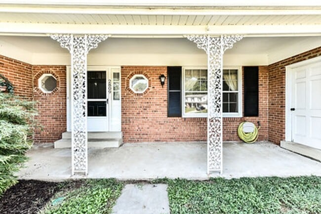 Building Photo - Spacious 4 Bed 2/2 Bath Home with Park-Lik...