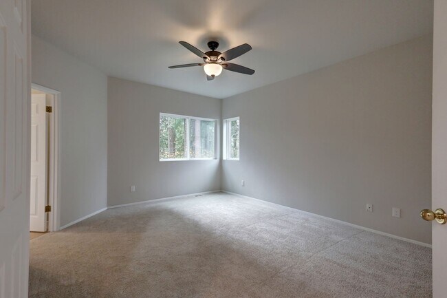 Building Photo - Beautiful 3bd, 2.5ba Home in Klahanie Available!