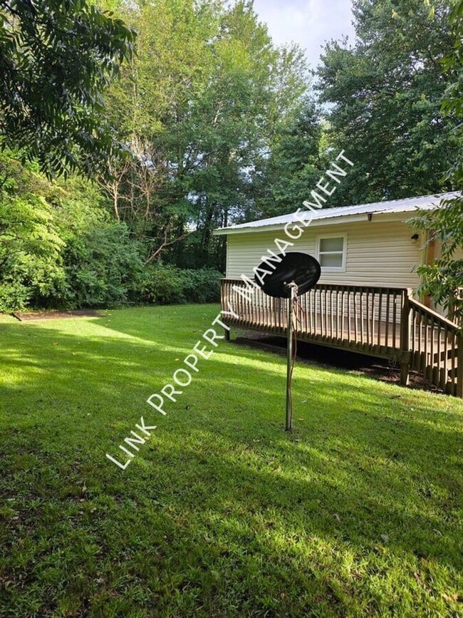 Building Photo - Don't Miss this 3BR/2BA Home with Large Detached Garage & Huge Backyard and Deck