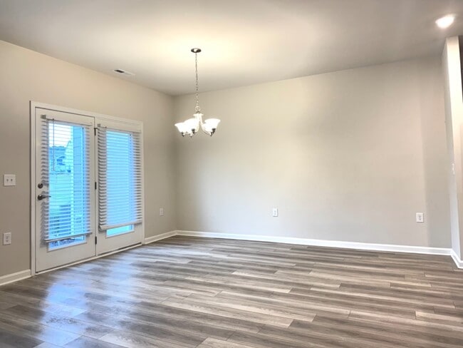 Building Photo - 3 Bedroom Townhome with Garage for Rent