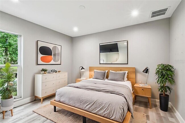 Building Photo - 6005 Lakeside Dr