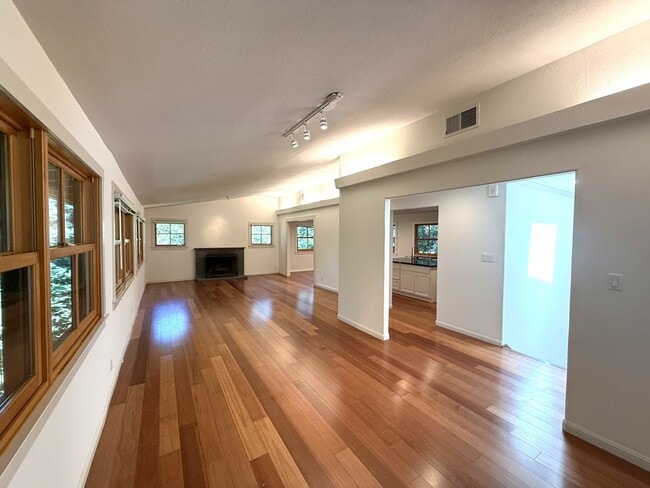Building Photo - CRAFTSMAN 5BD / 3.5BA HOME ON DESIRABLE CU...