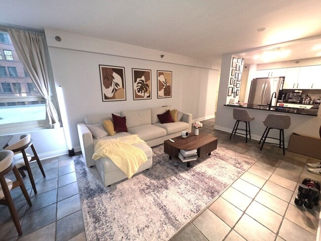 Building Photo - 345 N La Salle Dr