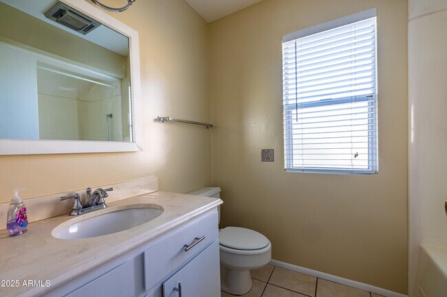 Building Photo - 10005 W Oak Ridge Dr