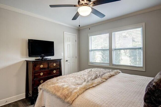Building Photo - House 3 bed, 2 bath