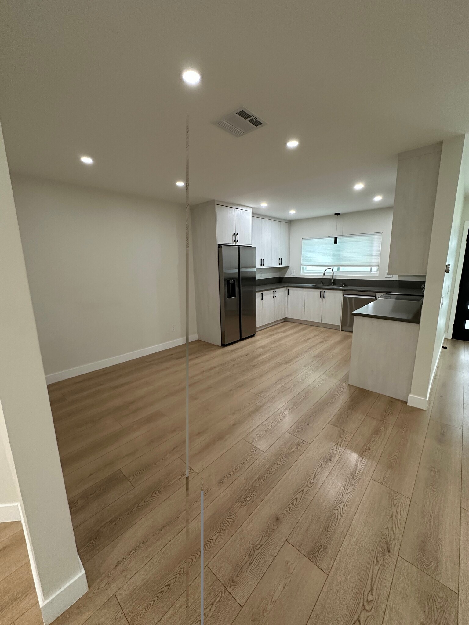 Building Photo - 237 N Kenwood St