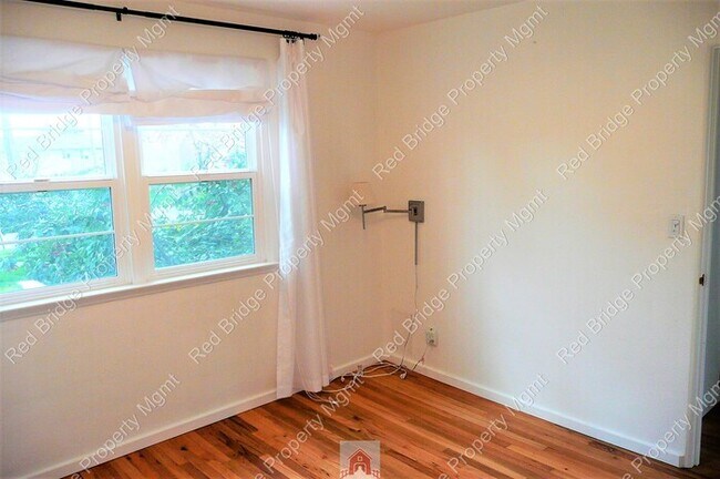 Building Photo - Hidden Gem 1 BR Condo NE 67th & Halsey