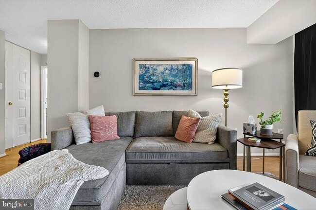 Building Photo - 4500 S Four Mile Run Dr