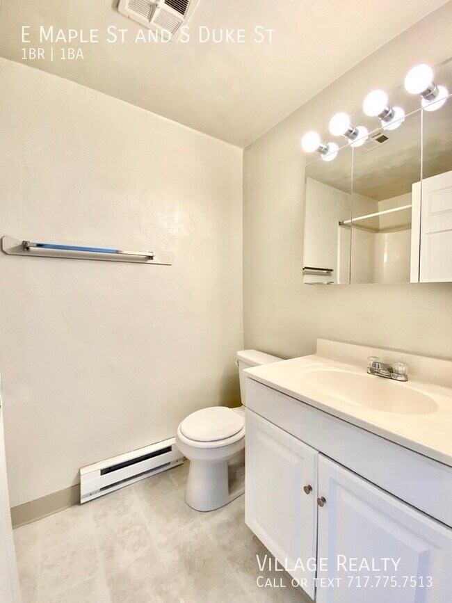 Building Photo - 501 E Maple St