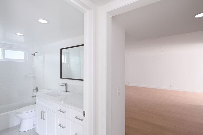 Building Photo - 3155 Montrose Ave