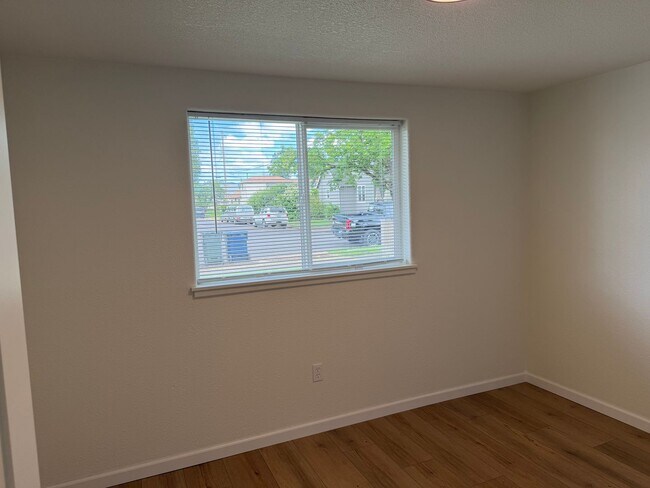 Building Photo - Updated 3 bedroom 1 bath duplex in Junction City!