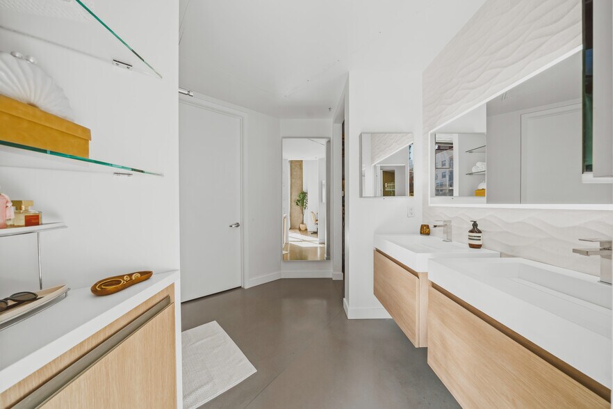 Primary bath, dual sinks - 1050 Island Ave