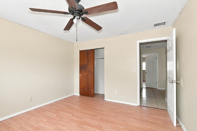 Building Photo - "Charming Kissimmee Retreat: Spacious 2-Bed Oasis with Modern Comforts!"