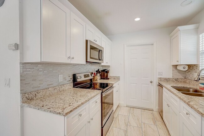 Building Photo - 628-628 S Osprey Ave