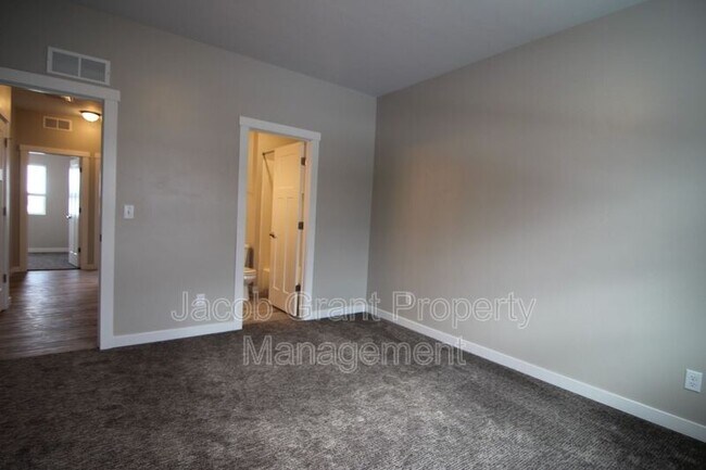 Building Photo - 650 Ruby Cir