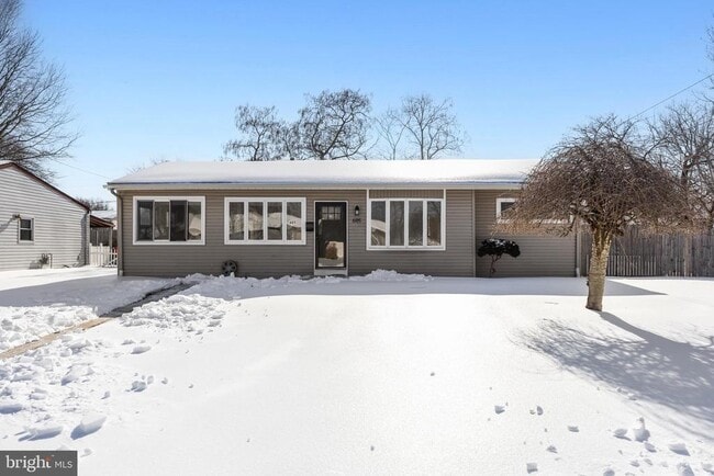 Building Photo - 605 Tait Rd