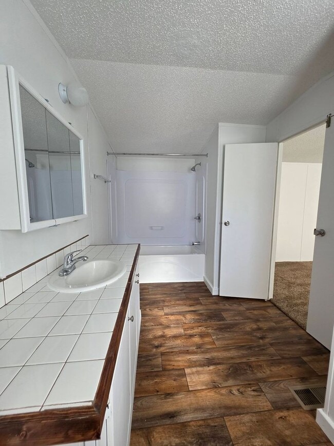 Building Photo - Ready to Move in