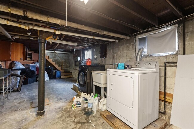 Building Photo - 68 Putnam Rd