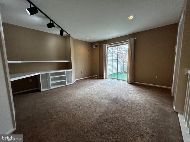 Building Photo - 1410 Stratford Ct