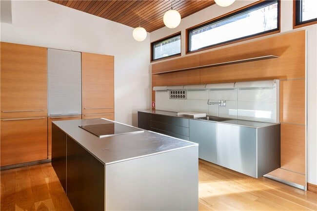 Building Photo - 515 Claire Dr NE