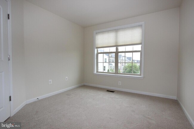 Building Photo - 325 Hersden Ln