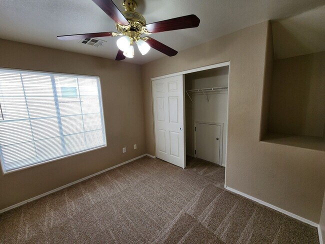 Building Photo - Charming 3 bedroom home with great curb ap...