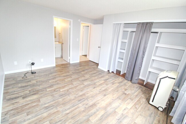 Building Photo - Rare 3-Bedroom, 2-Bath Condo in Sunny Sout...