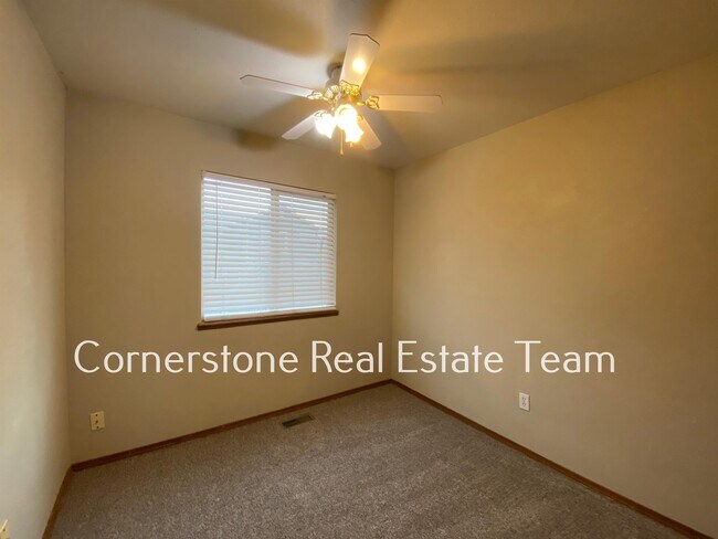 Building Photo - 1345 Coolcrest Dr