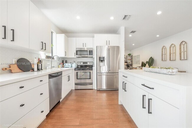 Building Photo - 3421 SW 13th Terrace